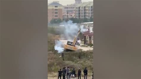 OMG! Chinese man fights off excavator that came todemolish